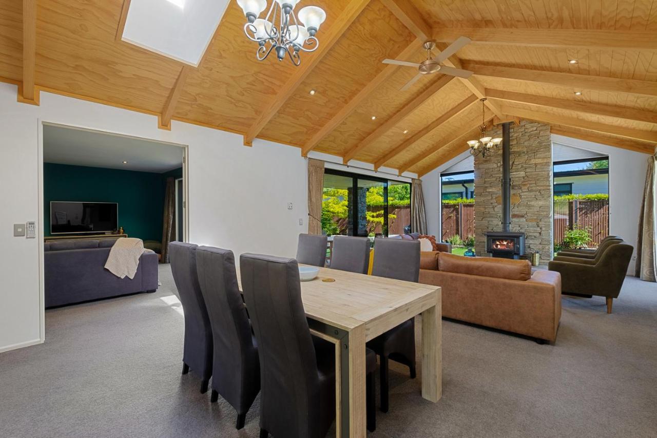 Roys Bay Lodge - Wanaka Holiday Home Exterior photo